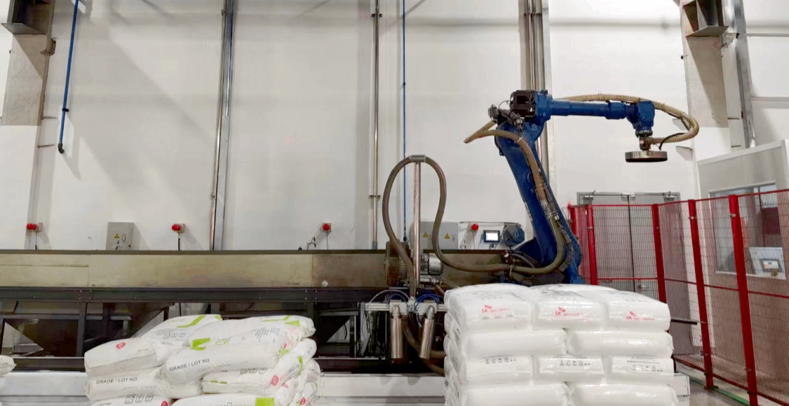 Robot Automatically Unpacks Packages
